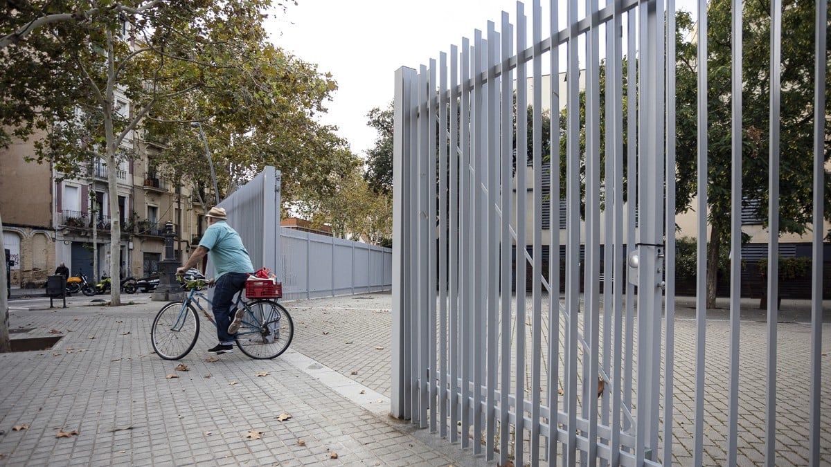 La plaça Mercè Sala, al Poblenou, envoltada per una tanca privada