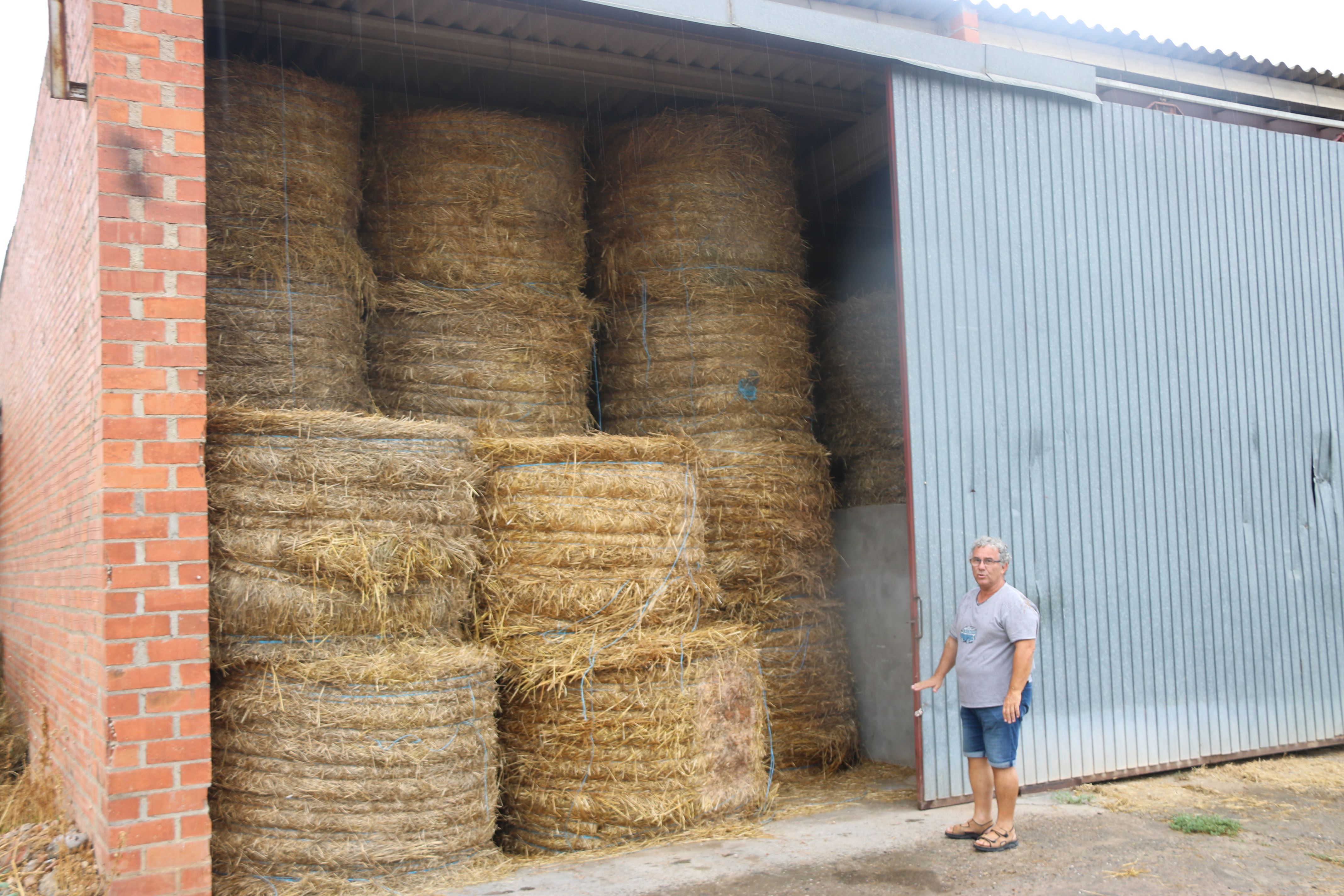 Bales de palla en un cobert de Ventalló