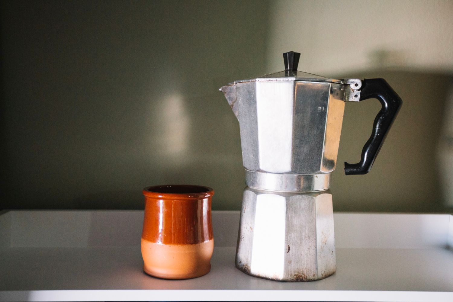 Un cambrer preparant un cafè