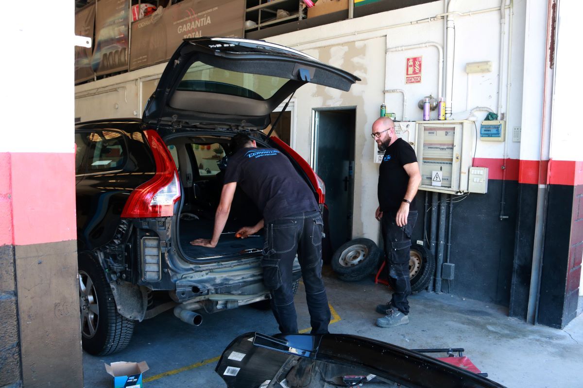 Un taller de cotxes, en una imatge d'arxiu