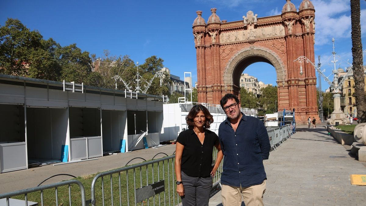 La directora de La Setmana, Cristina Domènech, i el president d'Editors.cat, Ilya Pérdigo, en el muntatge de la fira