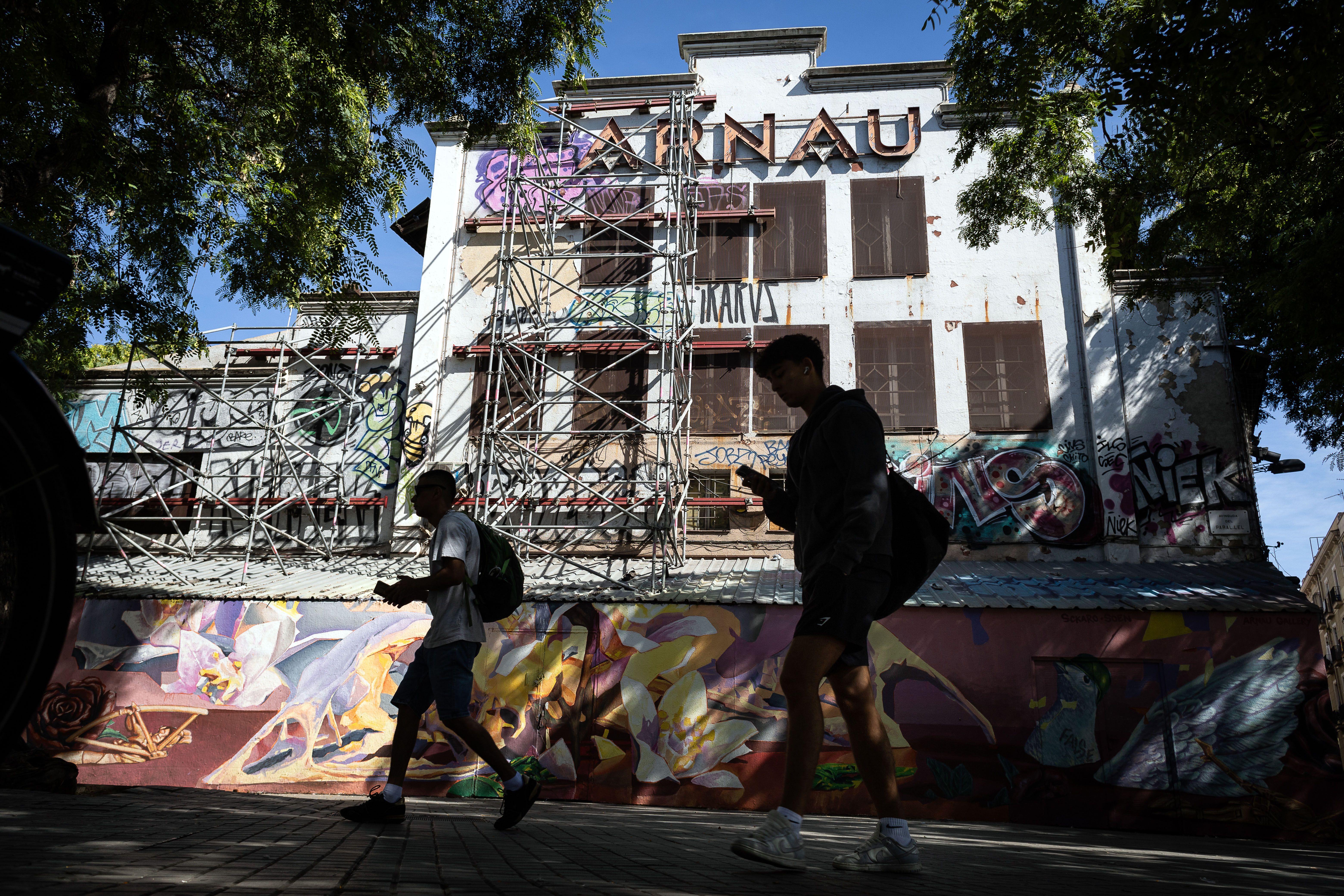 Veïns caminant pel Paral·lel, a Barcelona