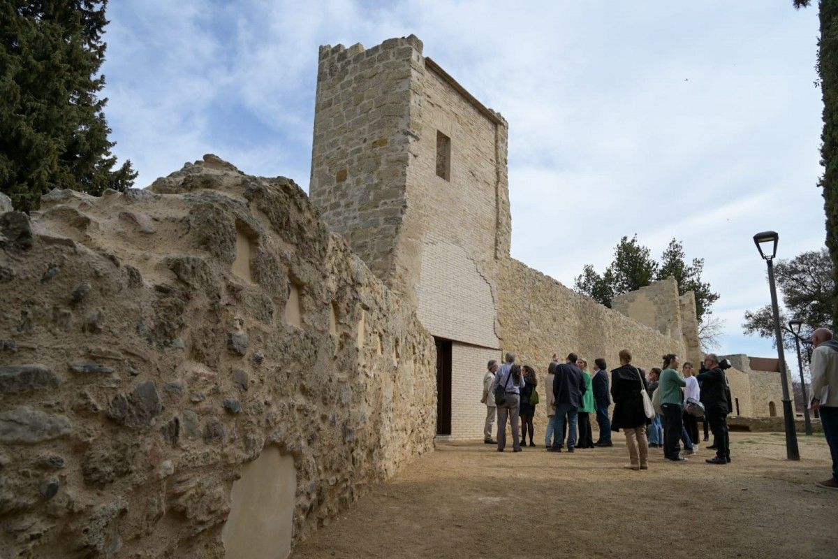 Imatge del tram restaurat de la muralla de llevant del Monestir