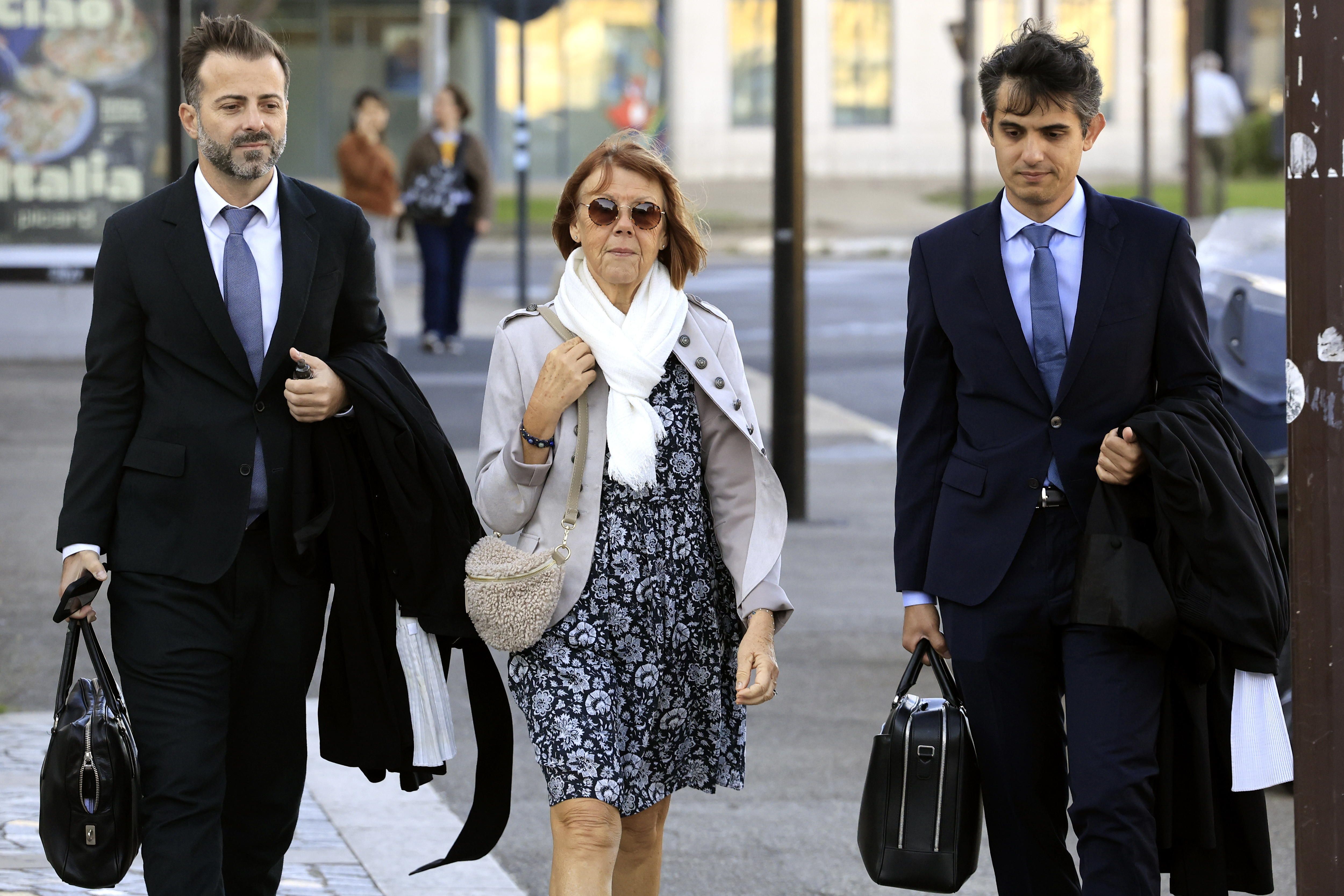 Gisèle Pélicot, escortada pels seus advocats, arriba al jutjat penal d'Avinyó.