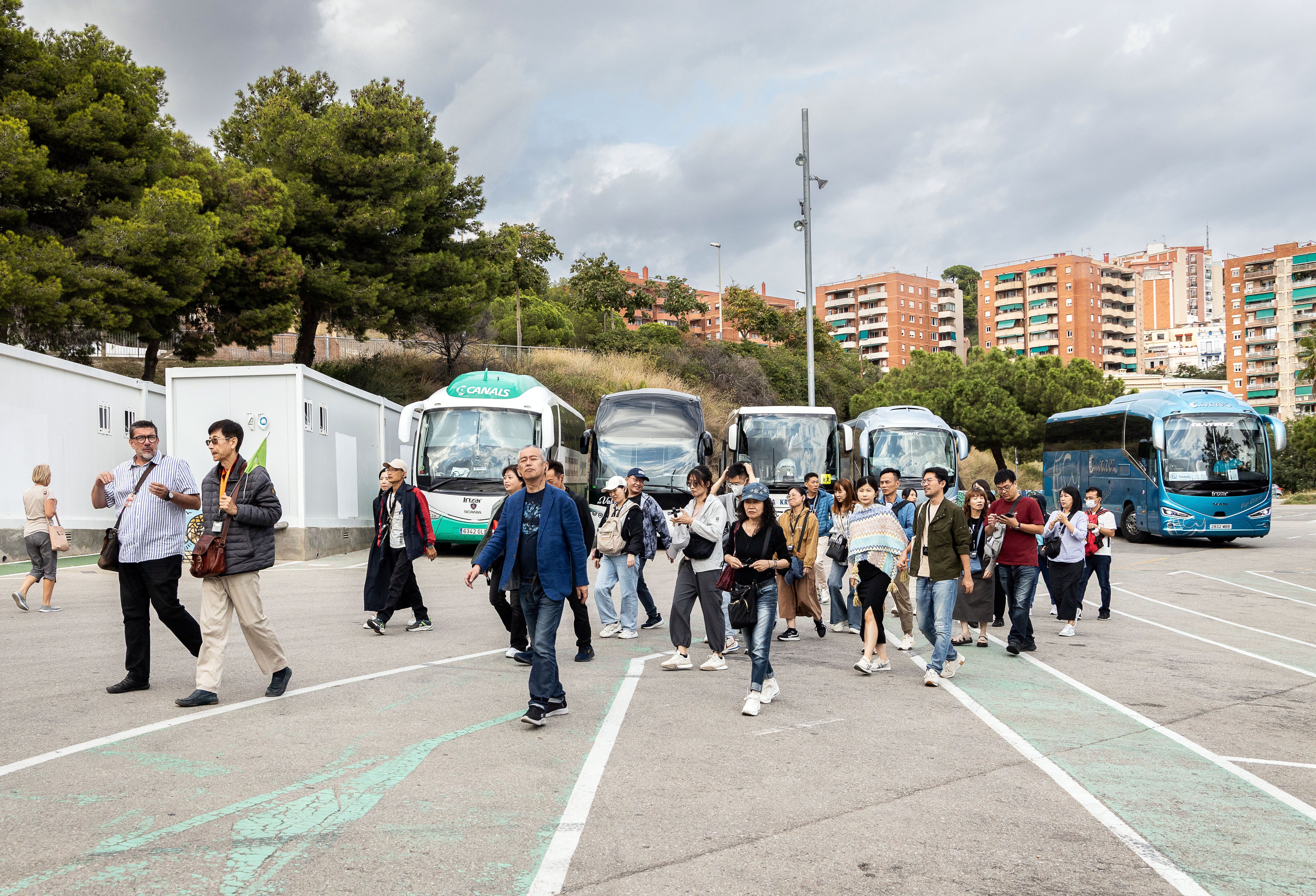 Un grup de turistes, a l'aparcament d'autocars del Park Güell