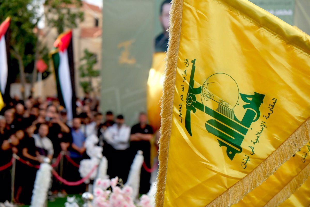 Una bandera amb el logo de Hezbollah