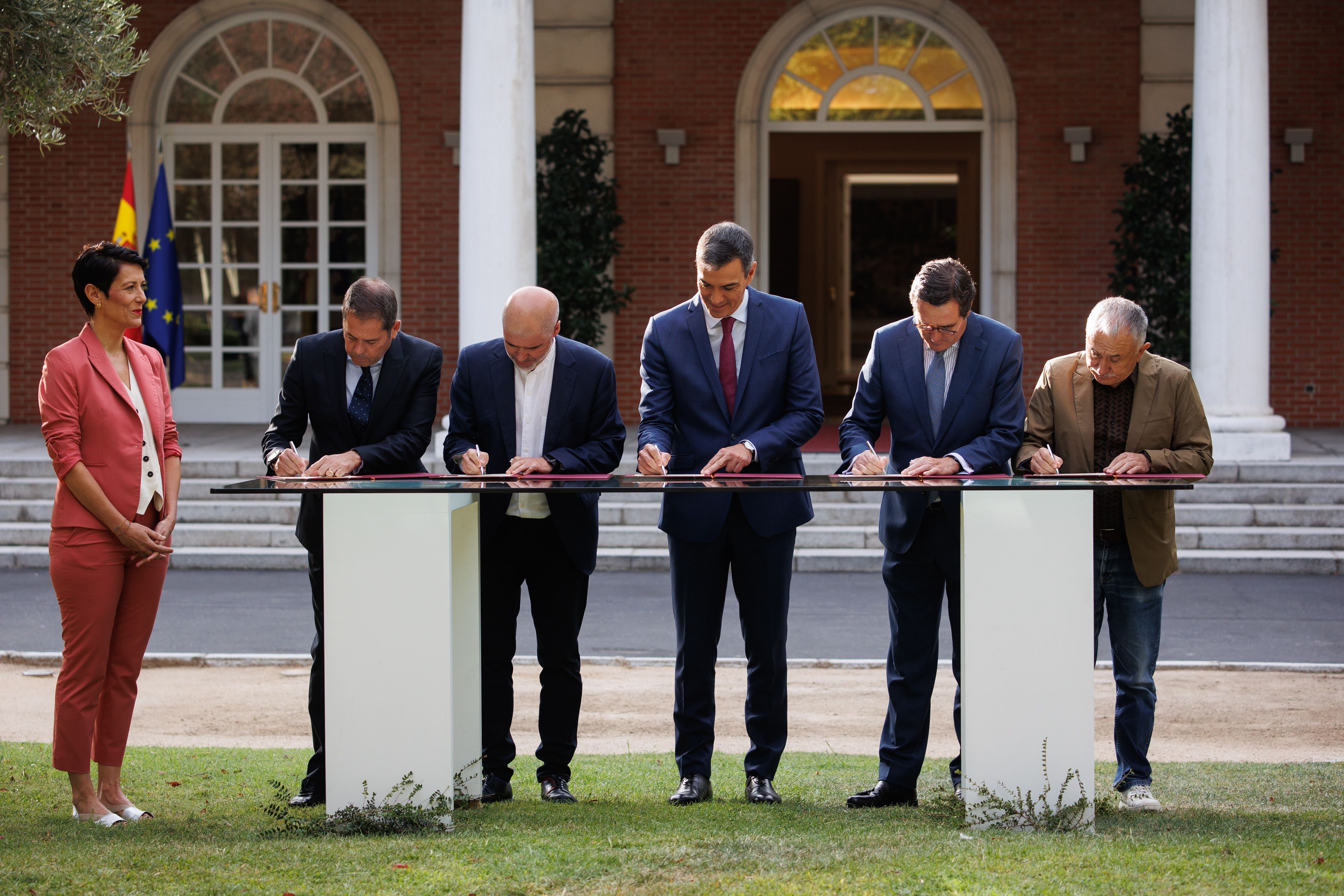 Pedro Sánchez, avui a la Moncloa amb dirigents patronals i sindicats.