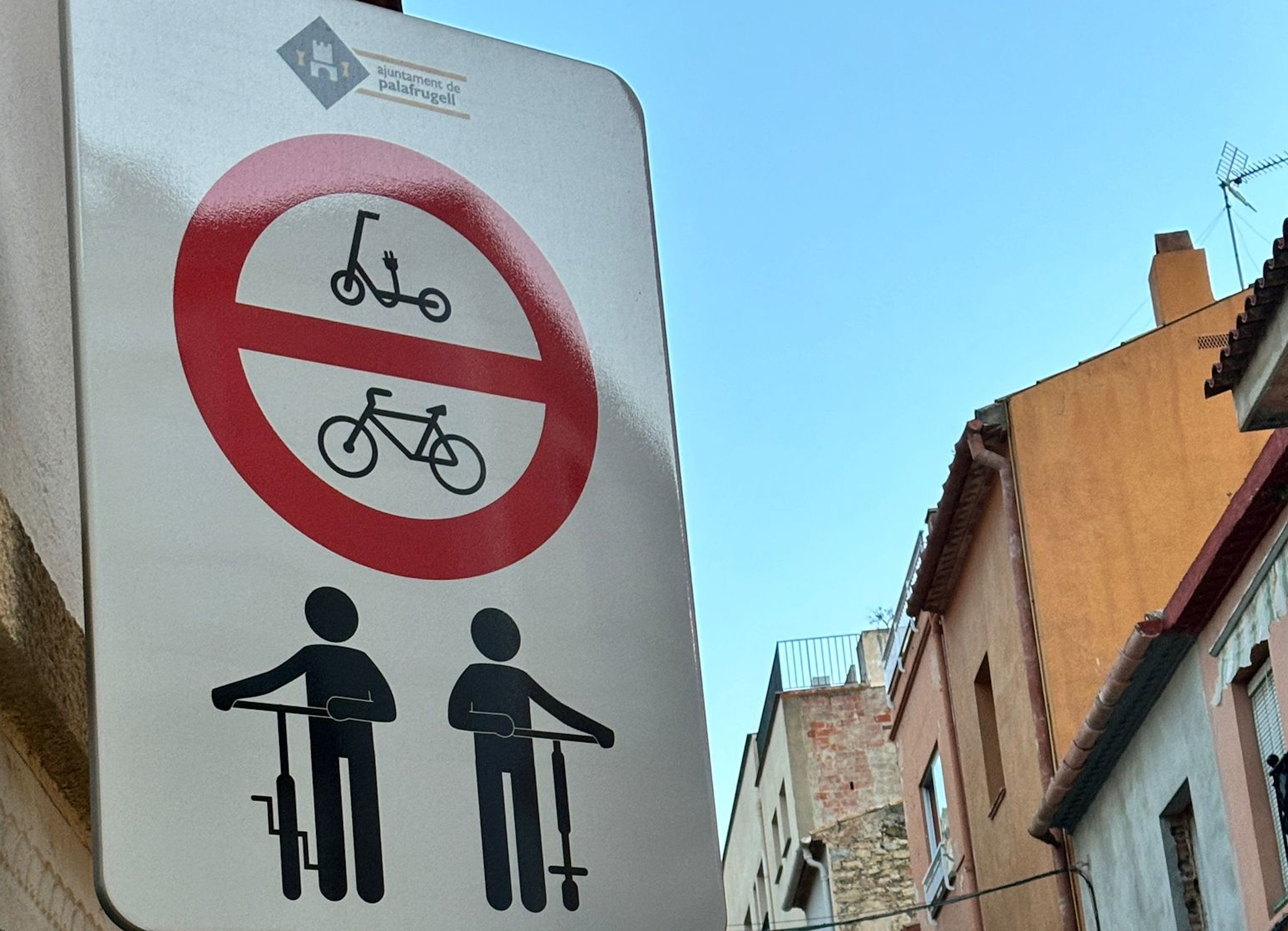 Cartell que prohibeix els patinets al centre de Palafrugell