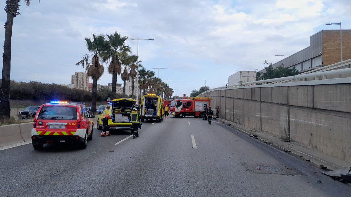 Bombers i SEM actuen a la ronda Litoral per l'incendi del camió