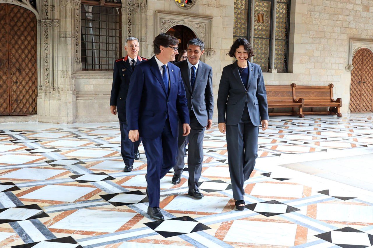 Salvador Illa, amb Núria Parlon, Josep Lluís Trapero i la cúpula dels Mossos