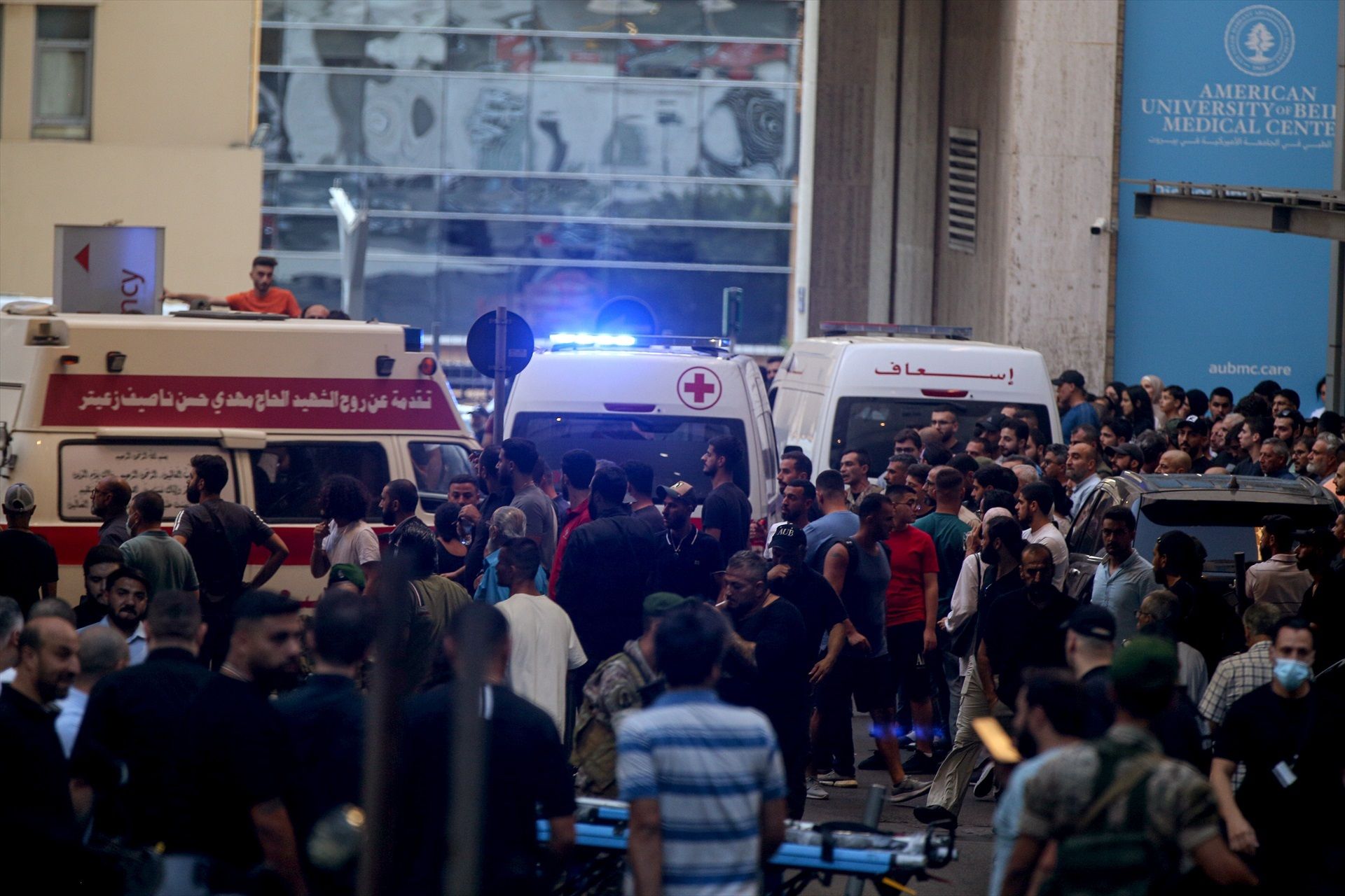 Ambulàncies amb ferits arriben d'urgència a l'hospital de la Universitat Americana de Beirut, en una imatge d'arxiu