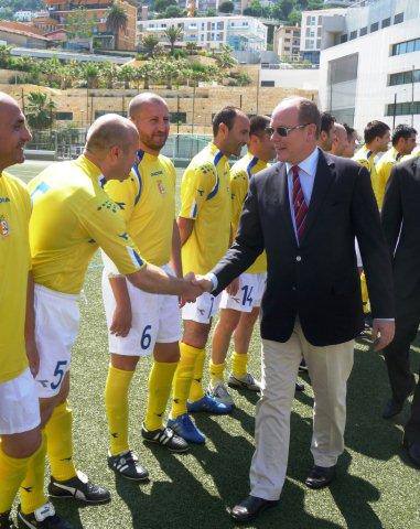 El príncep Albert II saluda els integrants de la selecció del Vaticà abans d’un partit amb la selecció de Mònaco disputat el 2013