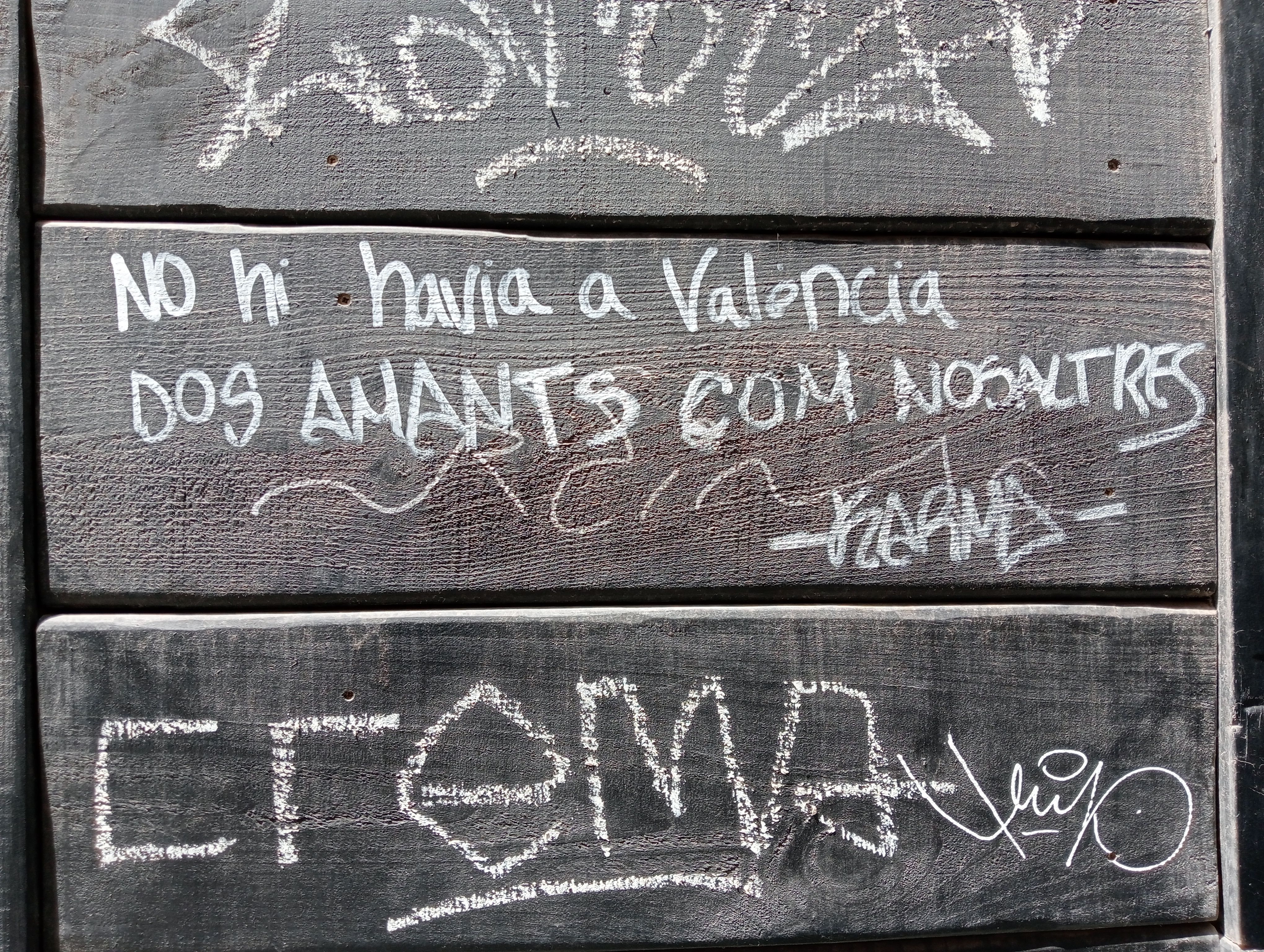 Grafiti amb un vers dels Amants de V.A. Estellés. Carrer dels Borja, València