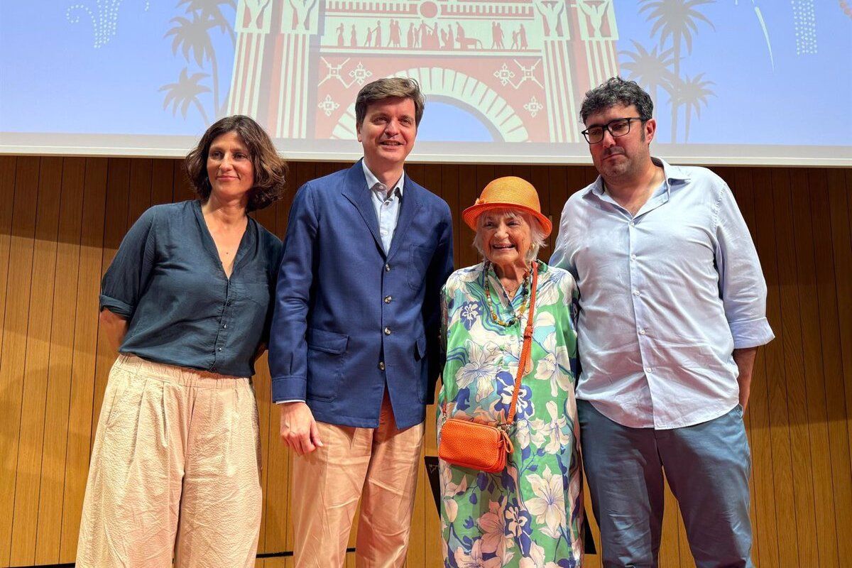 La directora de La Setmana del Llibre en Català, Cristina Domènech, el periodista Marc Girò, la il·lustradora Pilarín Bayés, i el president d'Editors.Cat, Ilya Pérdigo