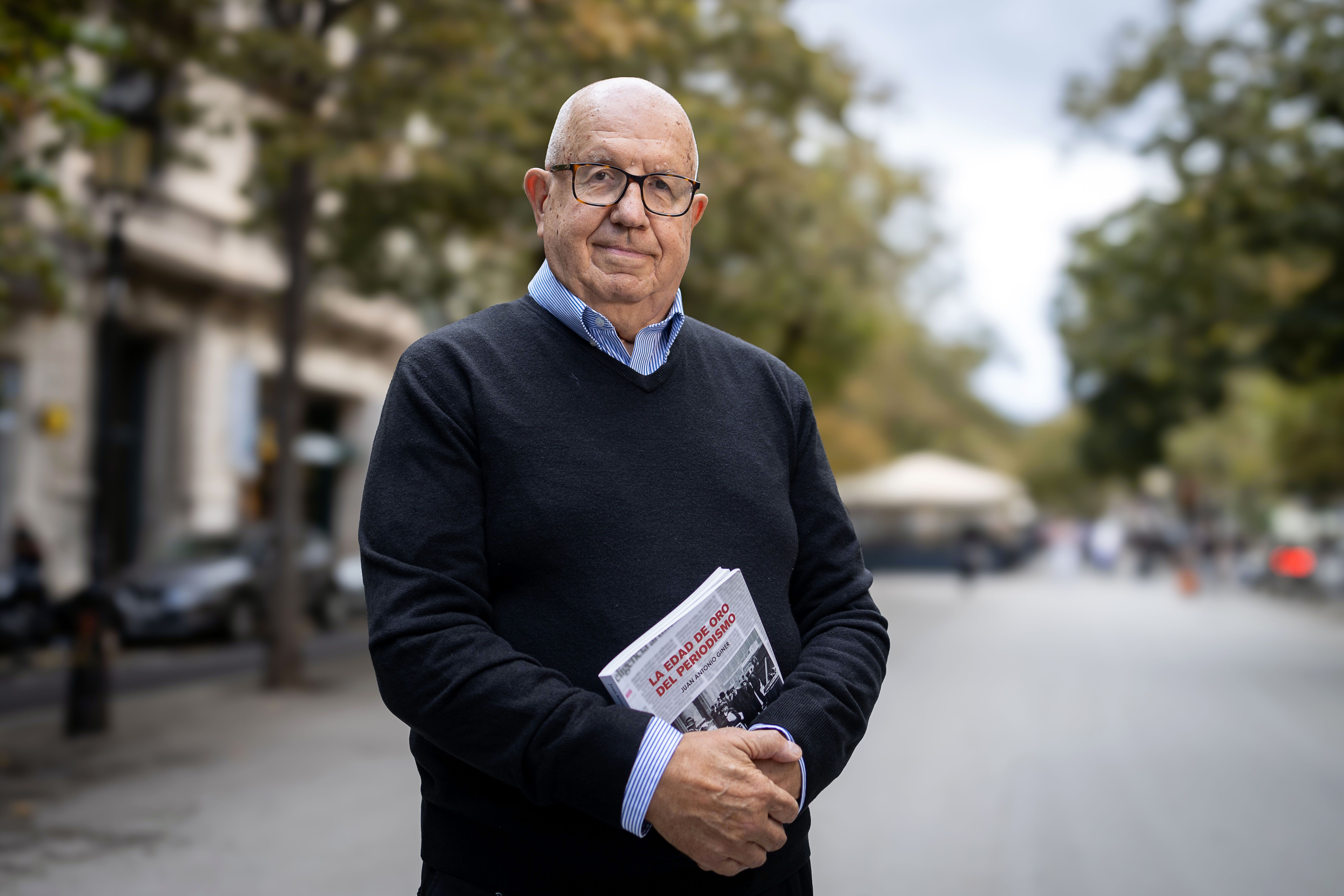 Juan Antonio Giner posa per Nació.cat al centre de Barcelona