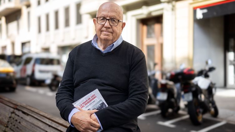 Juan Antonio Giner posa per Nació.cat al centre de Barcelona