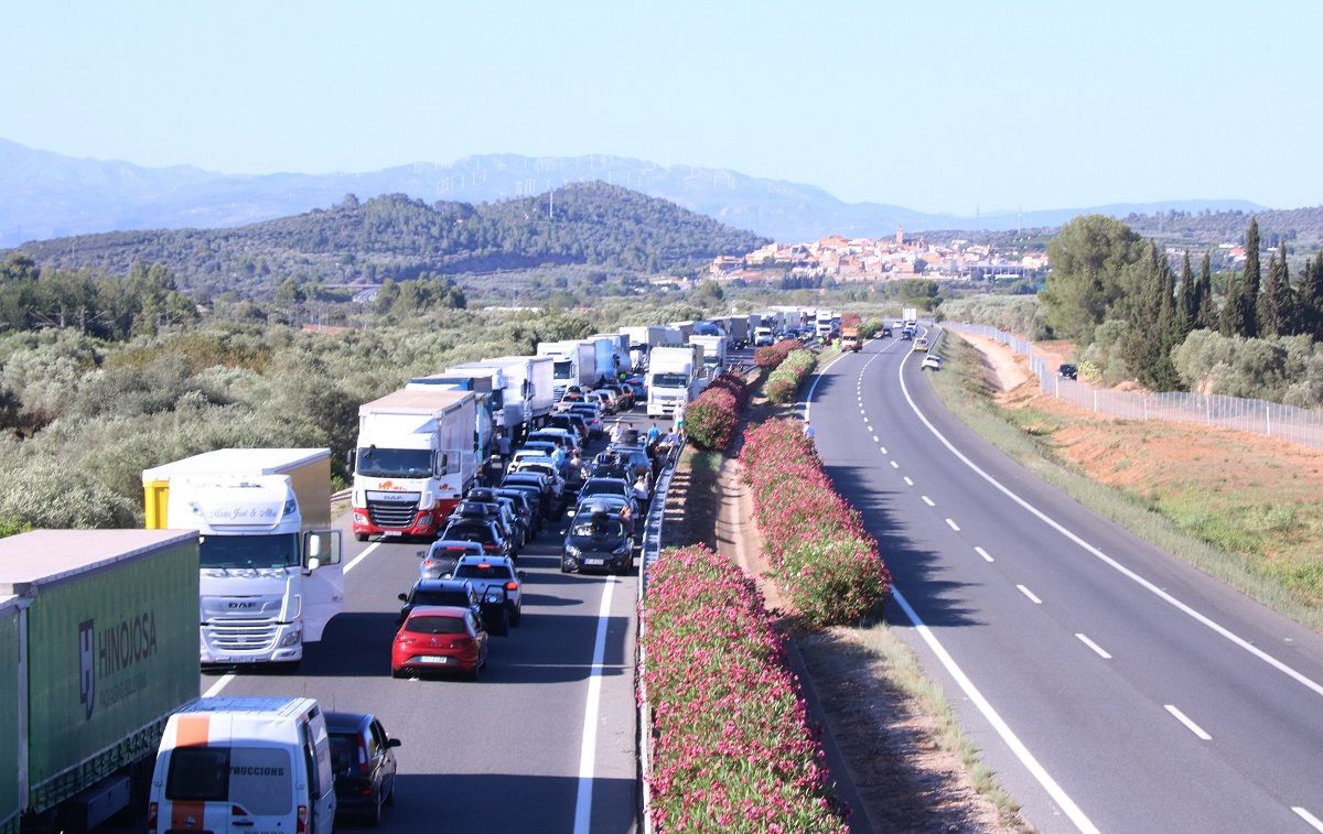 Retencions per un accident a l'AP-7 a Ulldecona