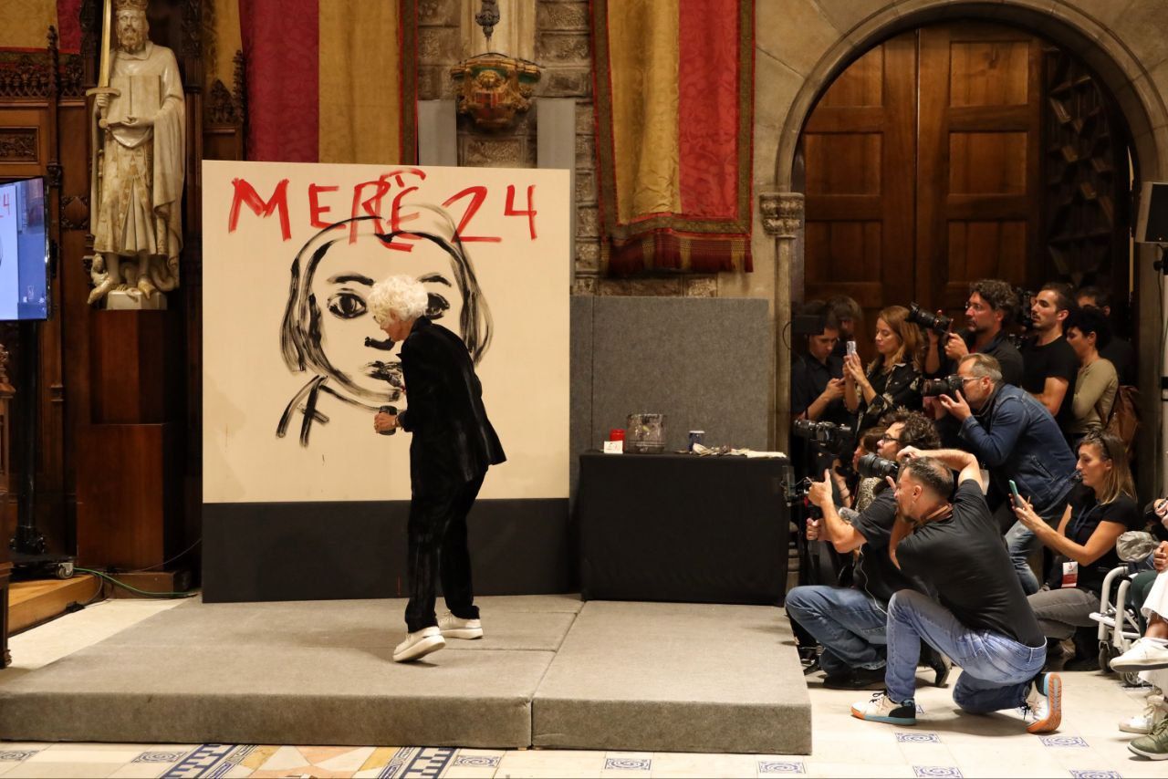 Carme Solé Vendrell, pintant enmig del pregó de la Mercè