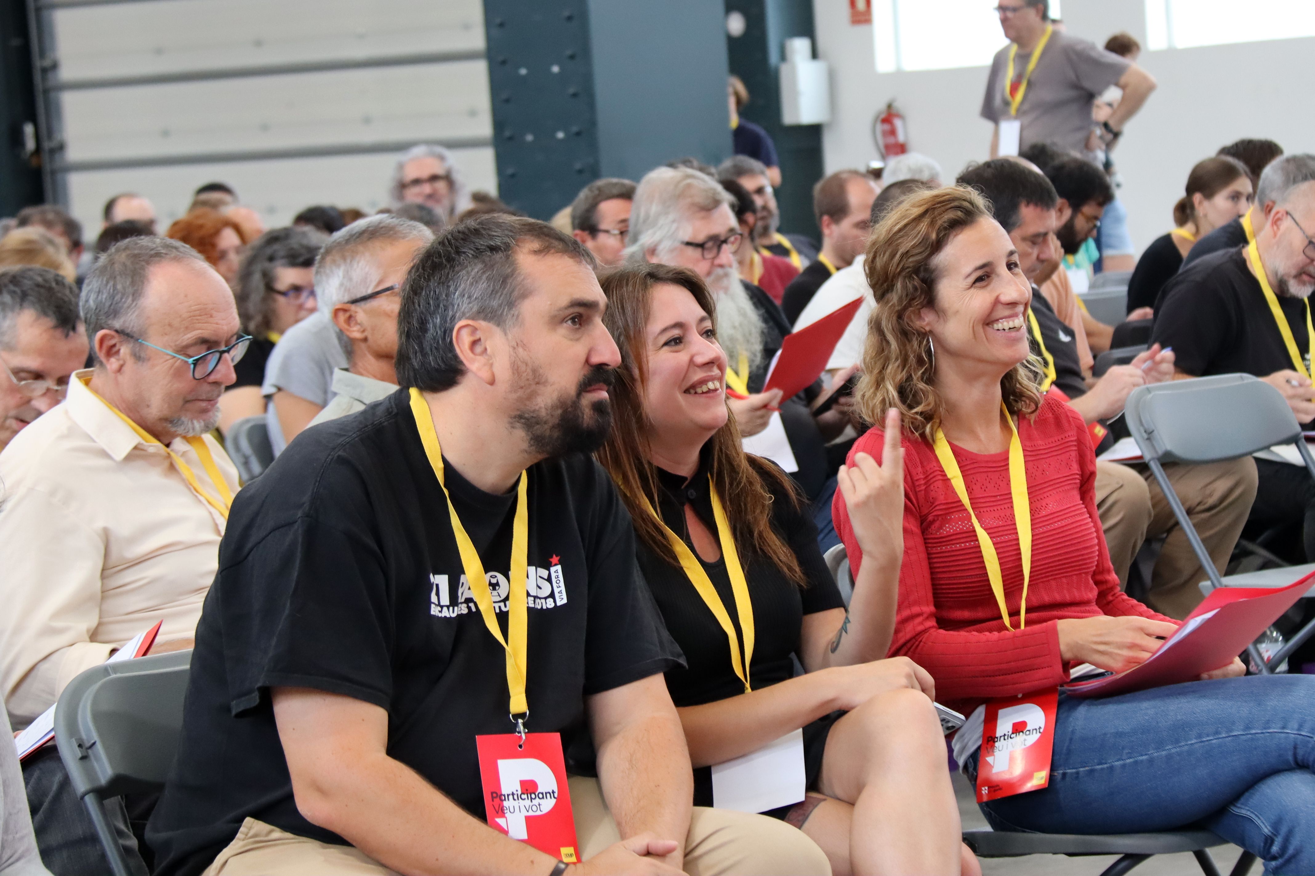 Els diputats de la CUP Dani Cornellà, Laure Vega i Laia Estrada, aquest dissabte a l'Assemblea Nacional de Sabadell