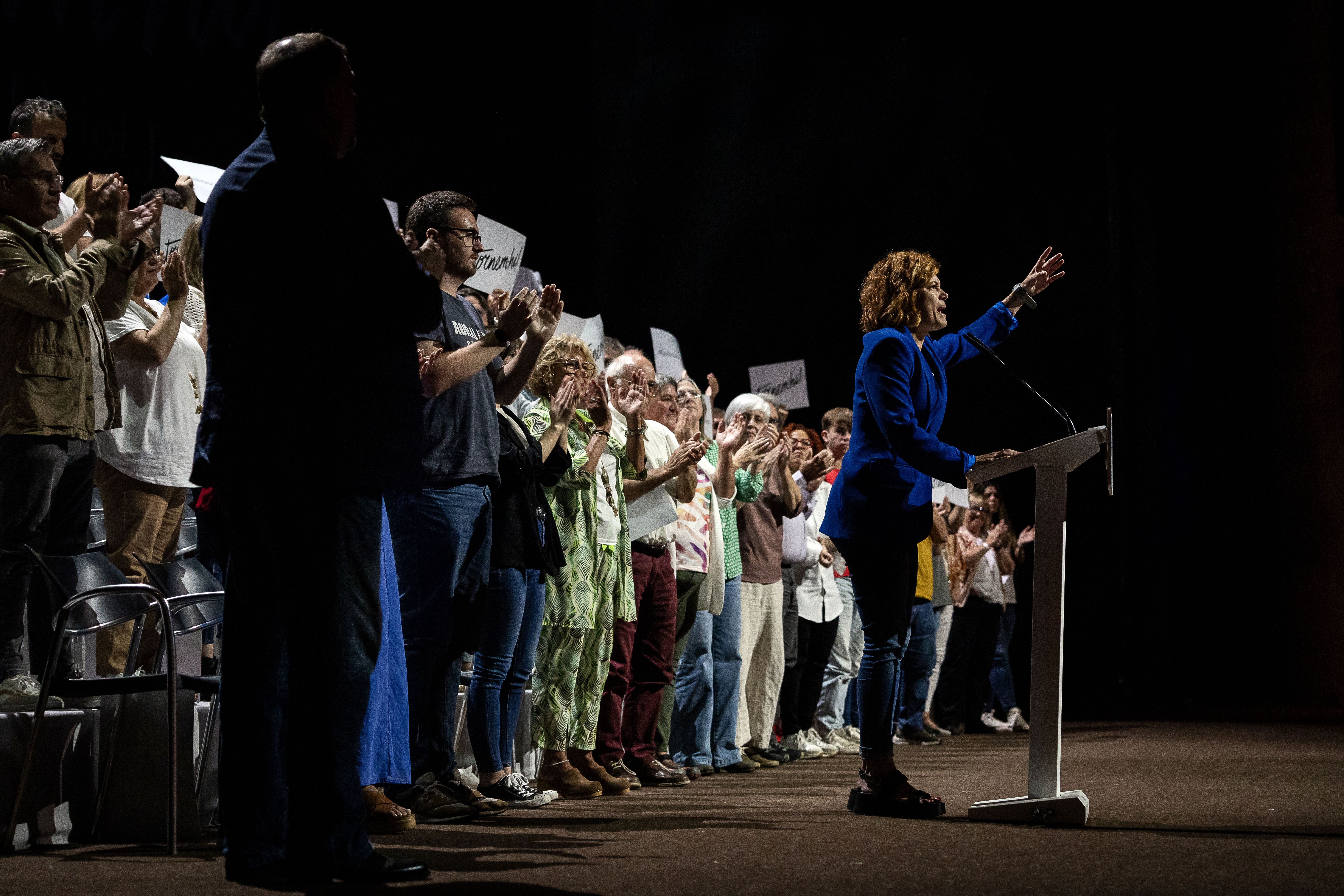 Elisenda Alamany, aquest dissabte a Olesa, amb Oriol Junqueras a l'escenari