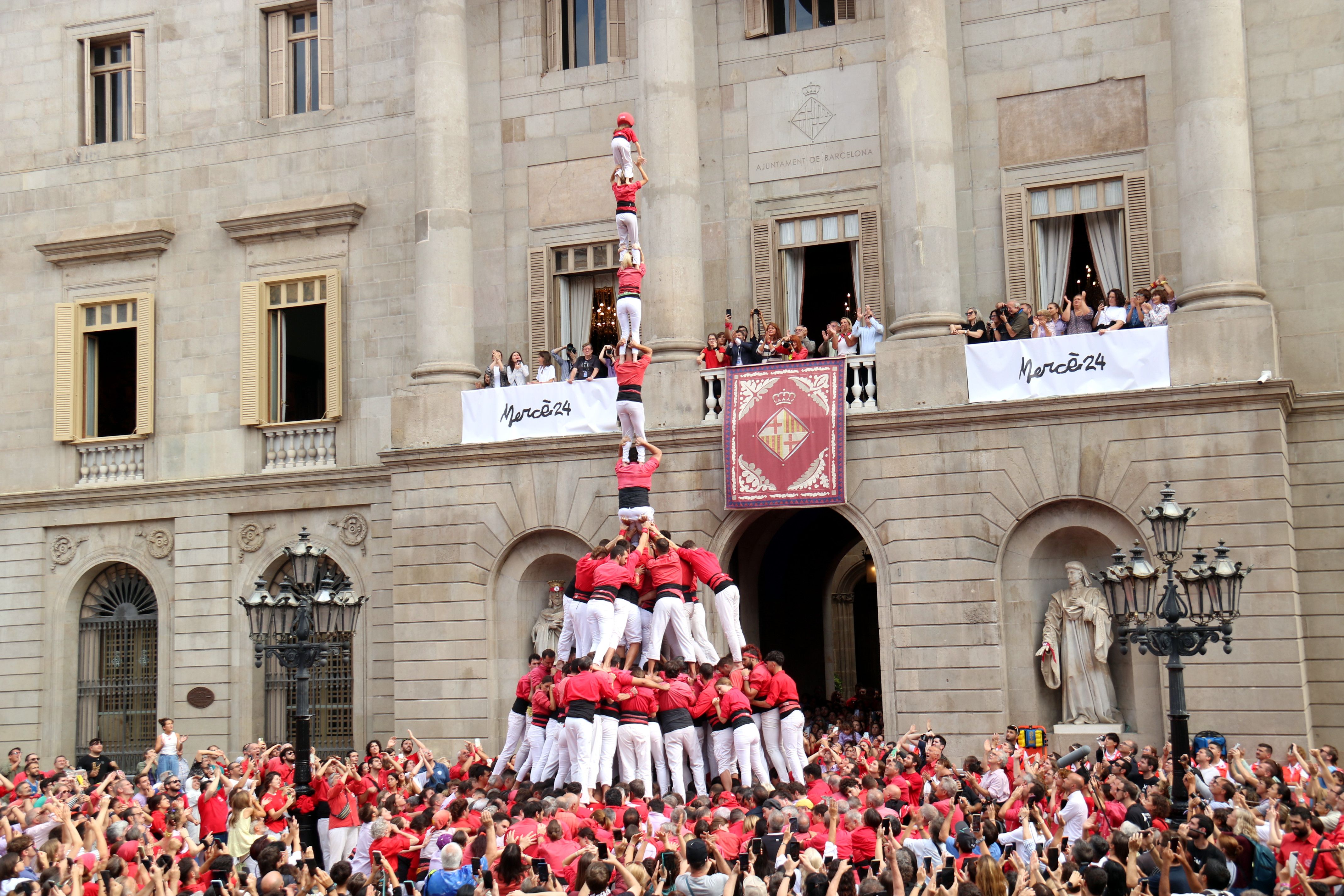 Pilar de 8 amb folre i manilles de la Jove Xiquets de Valls