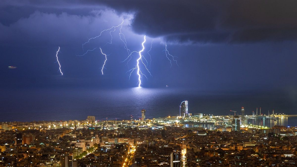 Tempesta al mar de Barcelona, en una imatge d'arxiu