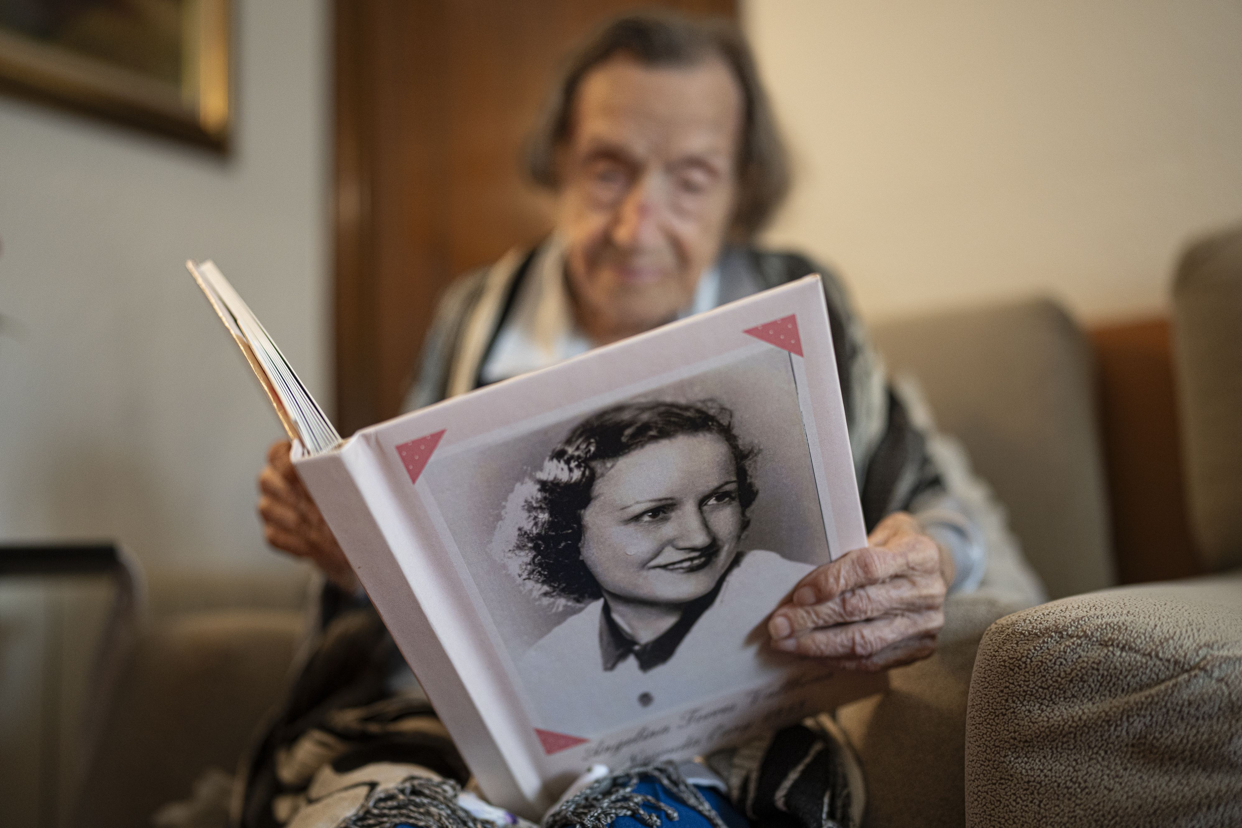 L'Angelina Torres a casa seva a l'Eixample, a prop de la Sagrada Família