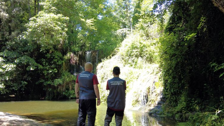 Dos informadors ambientals en un grog de la demarcació de Girona