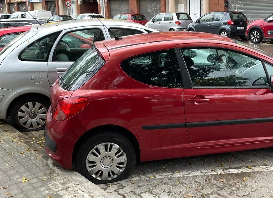 Un vehicle amb les rodes punxades a Barberà del Vallès