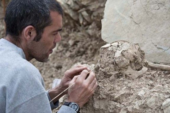 Els arqueòlegs treballant al Mas Sunyer de Beget.