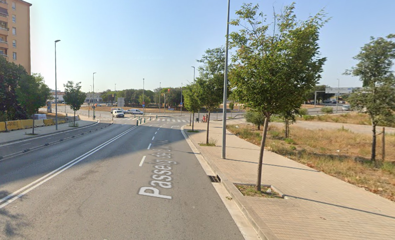 El passeig de Can Feu a la zona on anirà el nou aparcament. 