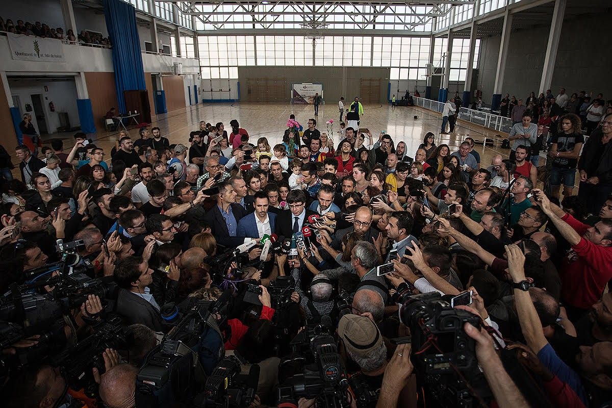 El president de la Generalitat, Carles Puigdemont, va atendre els mitjans poc després de votar l'1-O