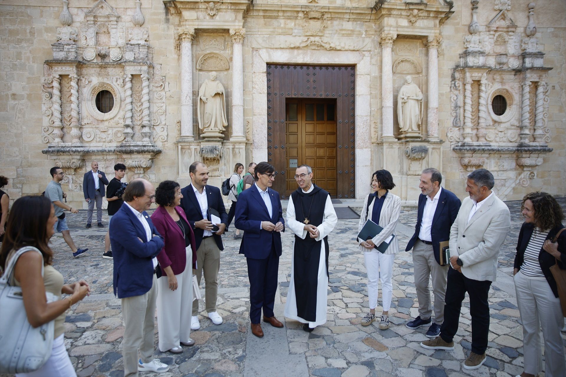 Sàmper i Espadaler, prop d'Illa en una visita al Monestir de Poblet.