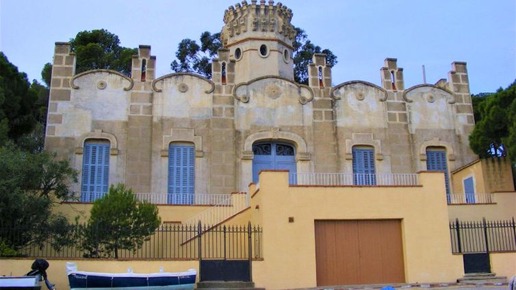 La Casa Costa presideix la platja Es Llané Petit Foto: Visit Cadaqués