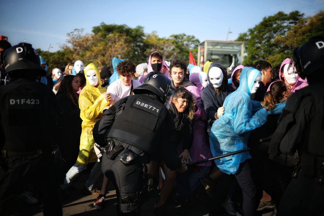 Càrregues dels Mossos a una boca de metro, en les protestes pel The District