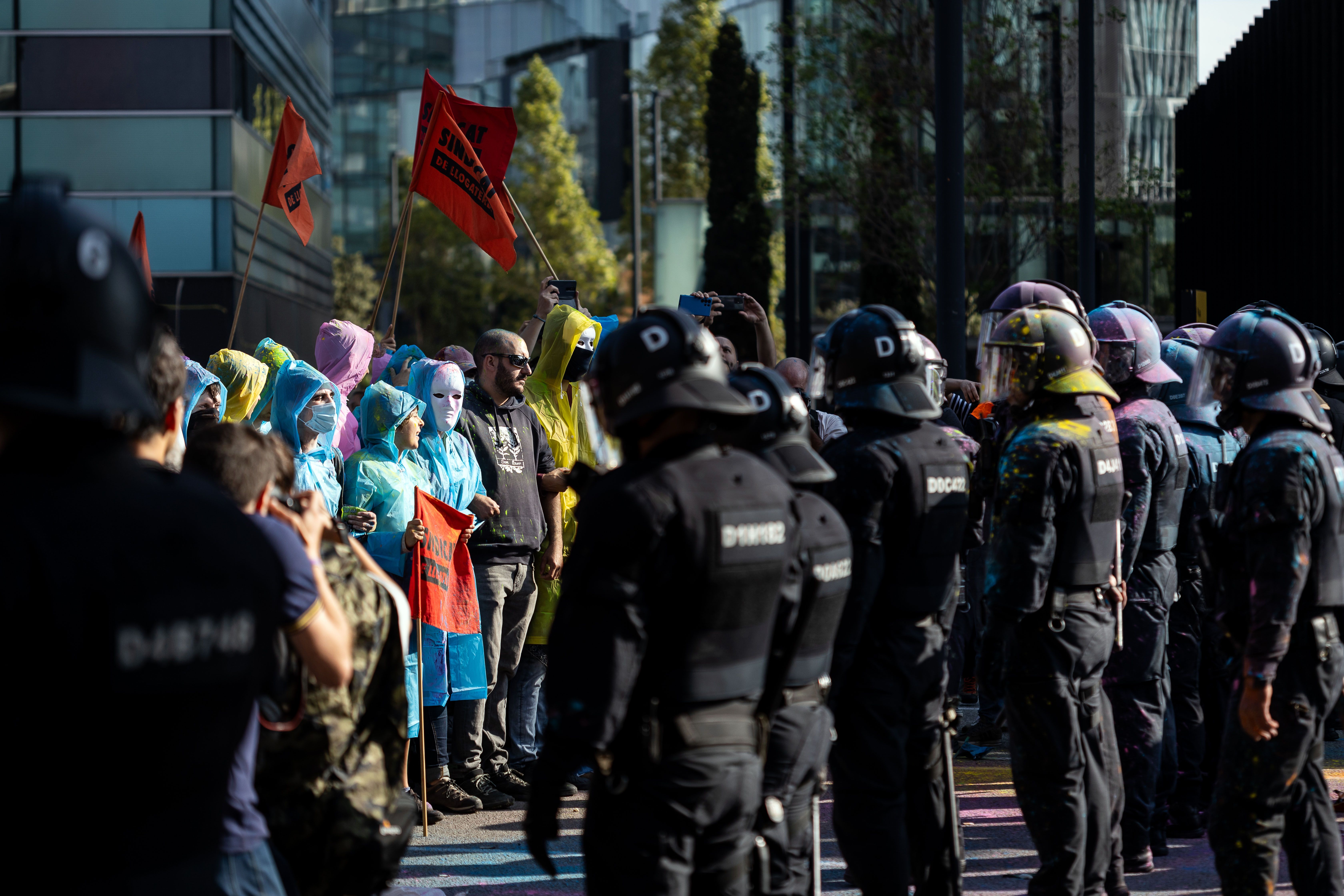 Col·lectius socials protesten contra The District davant d'antiavalots