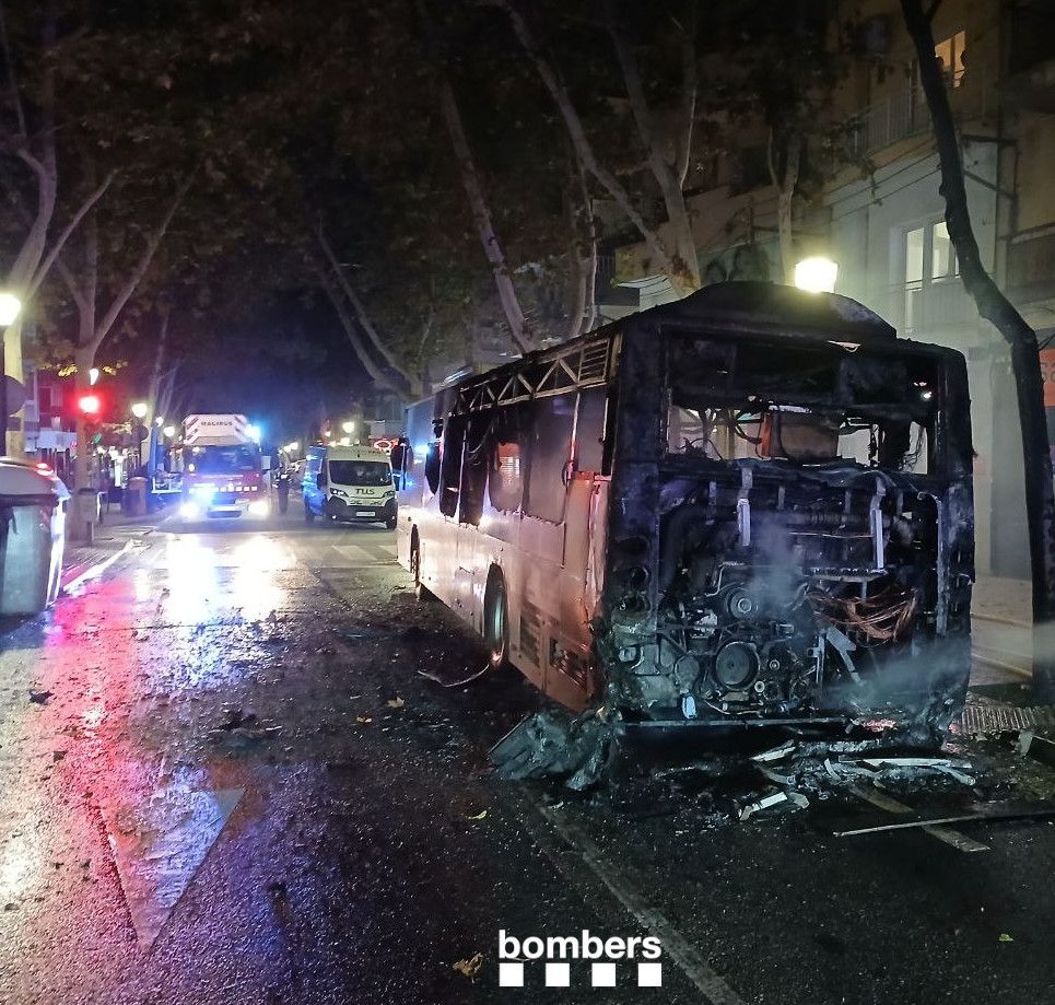 Imatge de l'autobús completament calcinat a Sabadell. 