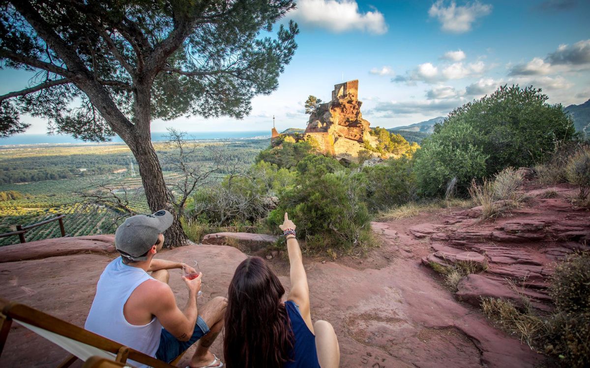 El sol mana al cel de Mont-roig del Camp, en una imatge d'arxiu