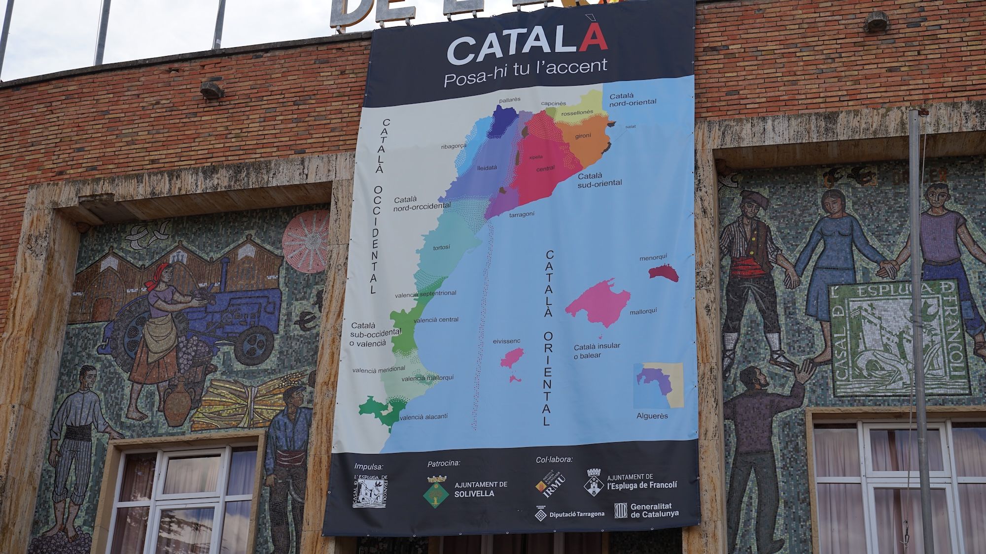 Durant la presentació del nou mapa dialectal es va desplegar una lona gegant per il·lustrar-ho