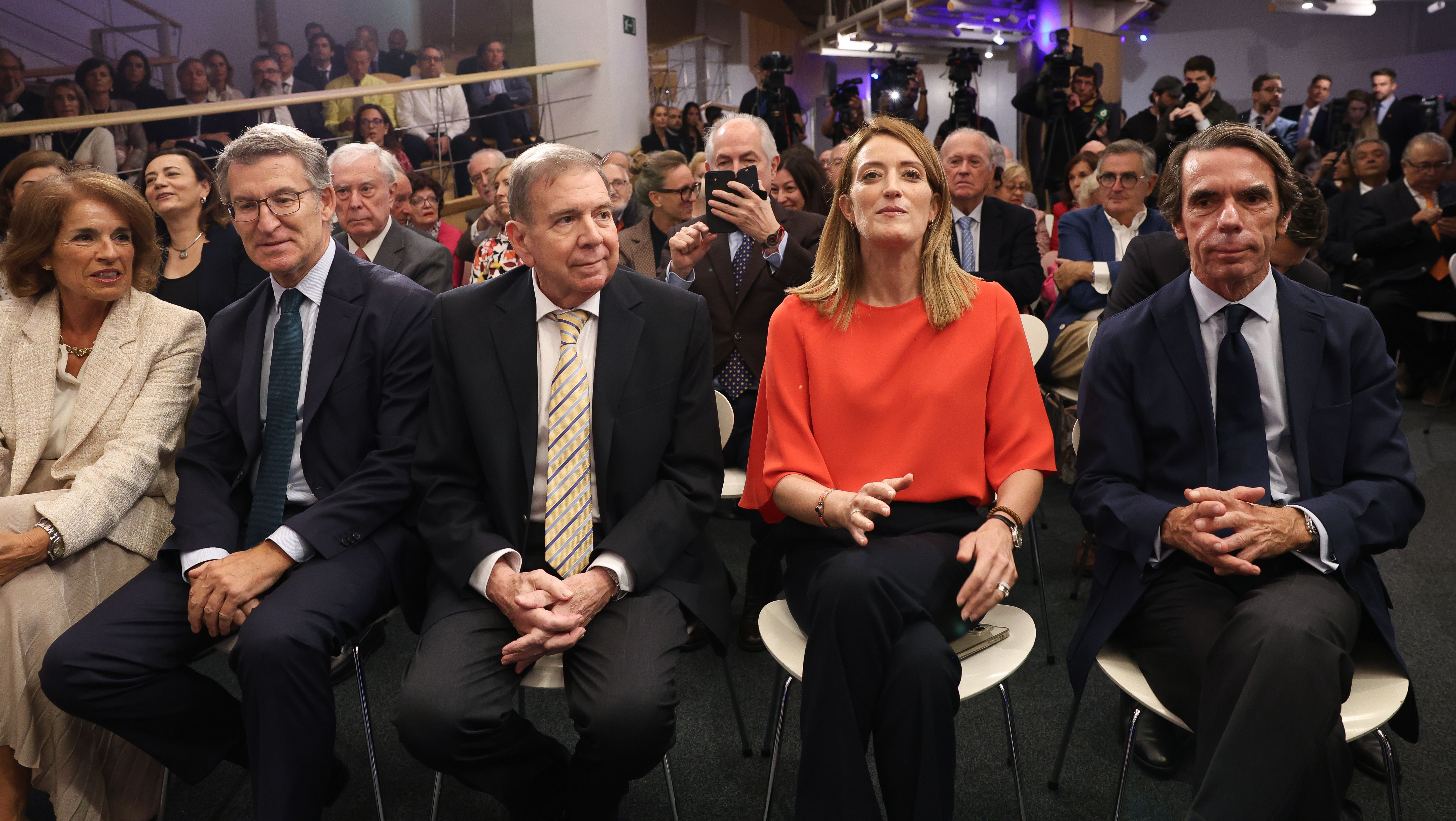 Ana Botella, Alberto Núñez Feijóo, Edmundo González, Roberta Metsola i José María Aznar.