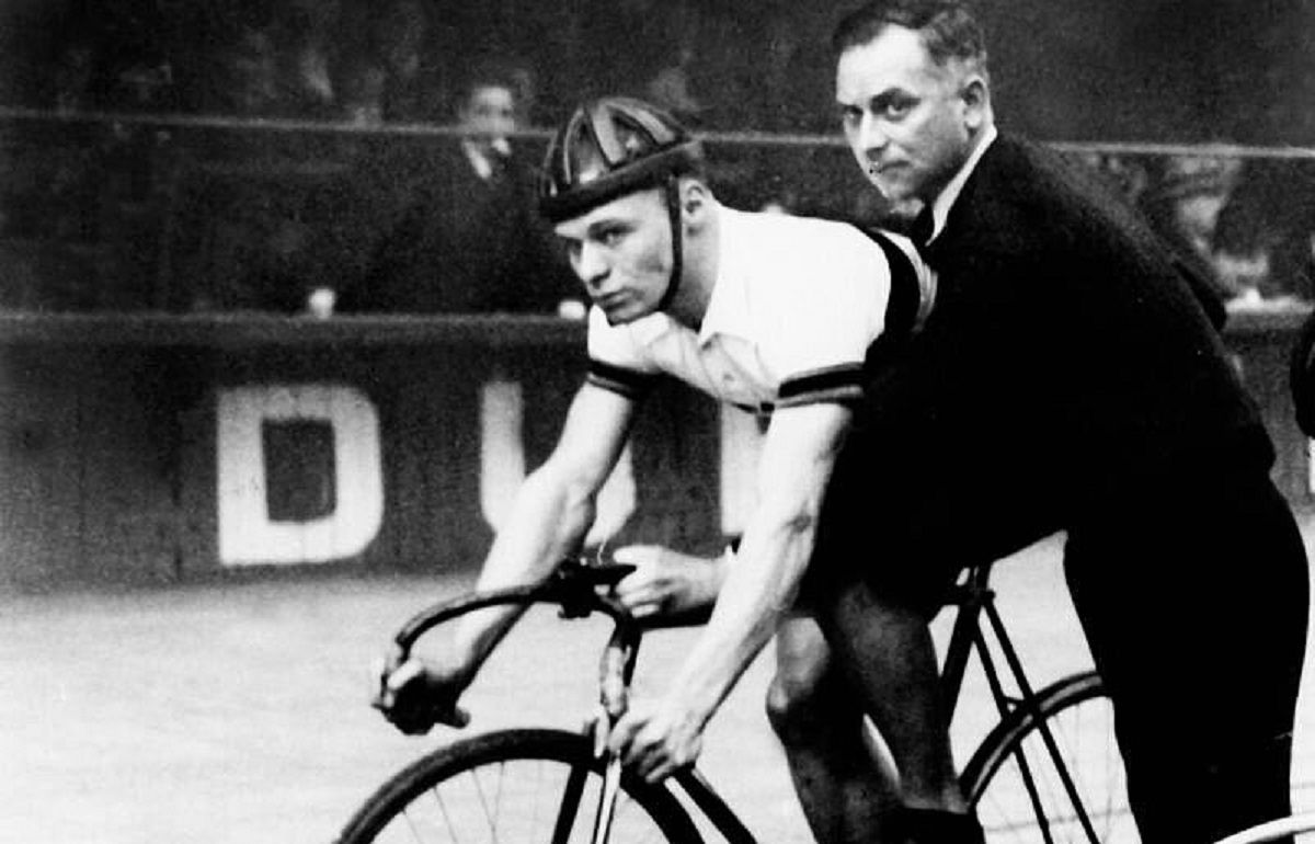 Albert Richter, en una cursa ciclista en pista