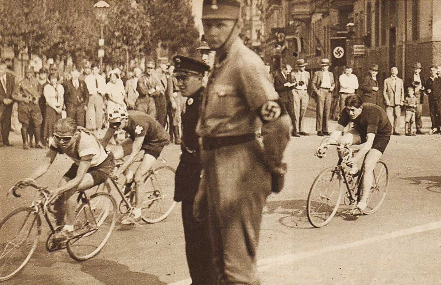 Els carrers de Leipzig engalanats amb símbols nazis pel mundial de ciclisme de 1934