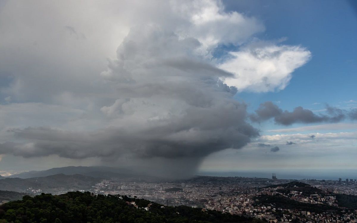 Un núvol al costat del cel blau de Barcelona