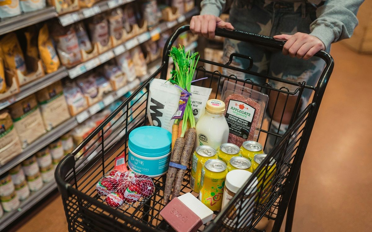 Diferents aliments en un carro de supermercat