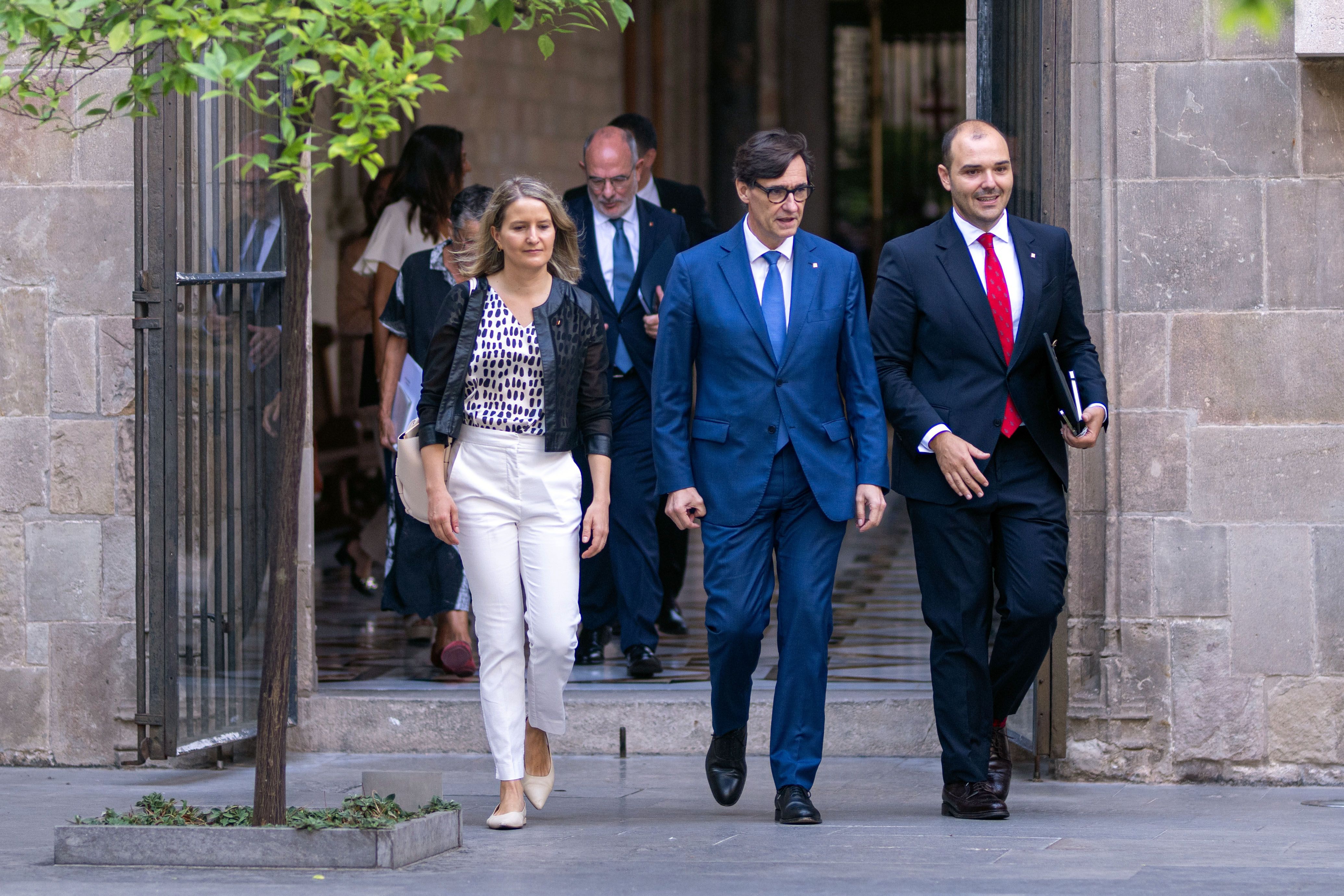 Salvador Illa, amb Mònica Martínez Bravo i Albert Dalmau, a Palau