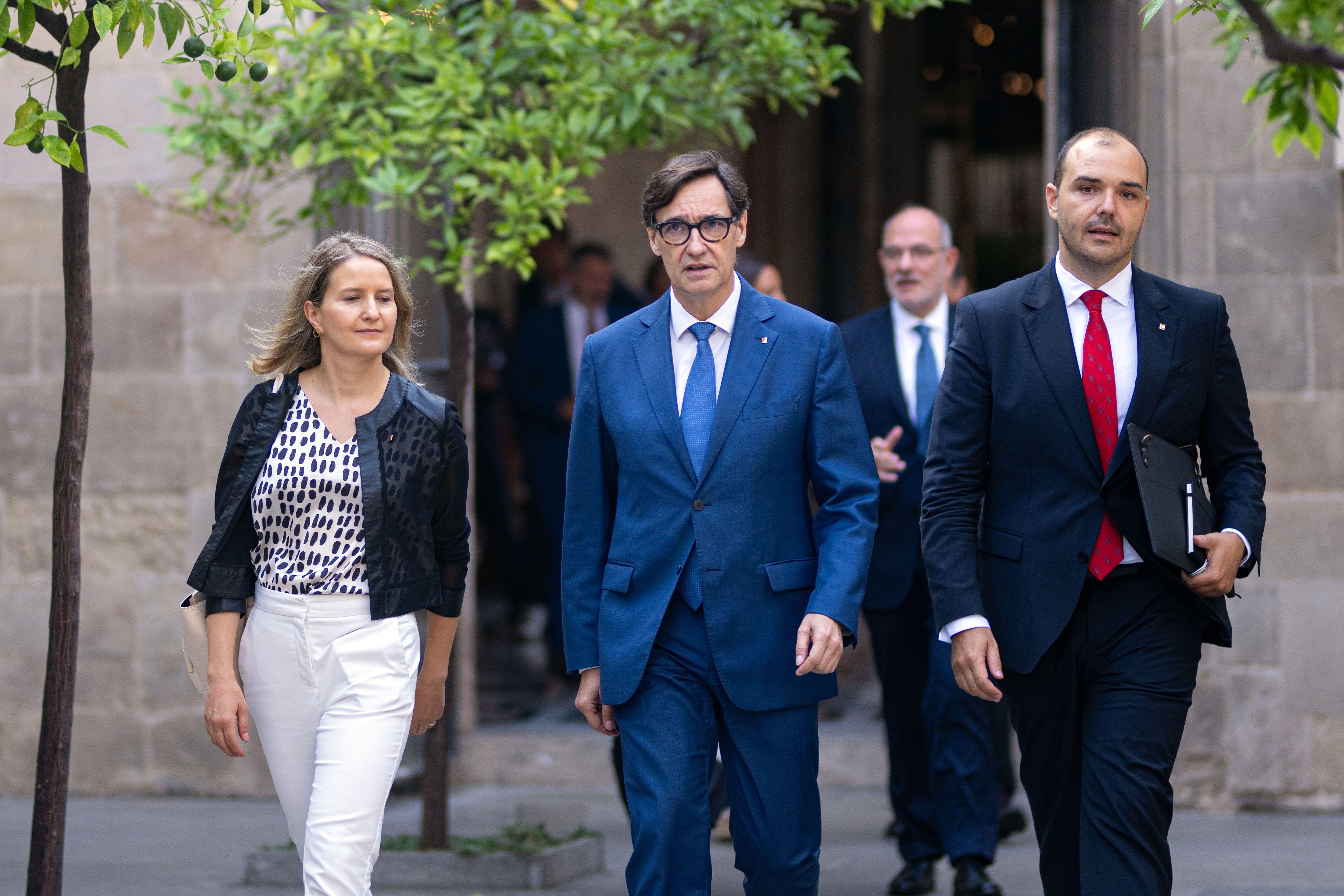 La consellera de Drets Socials, Mónica Martínez Bravo, amb Salvador Illa i el conseller Albert Dalmau, a Palau