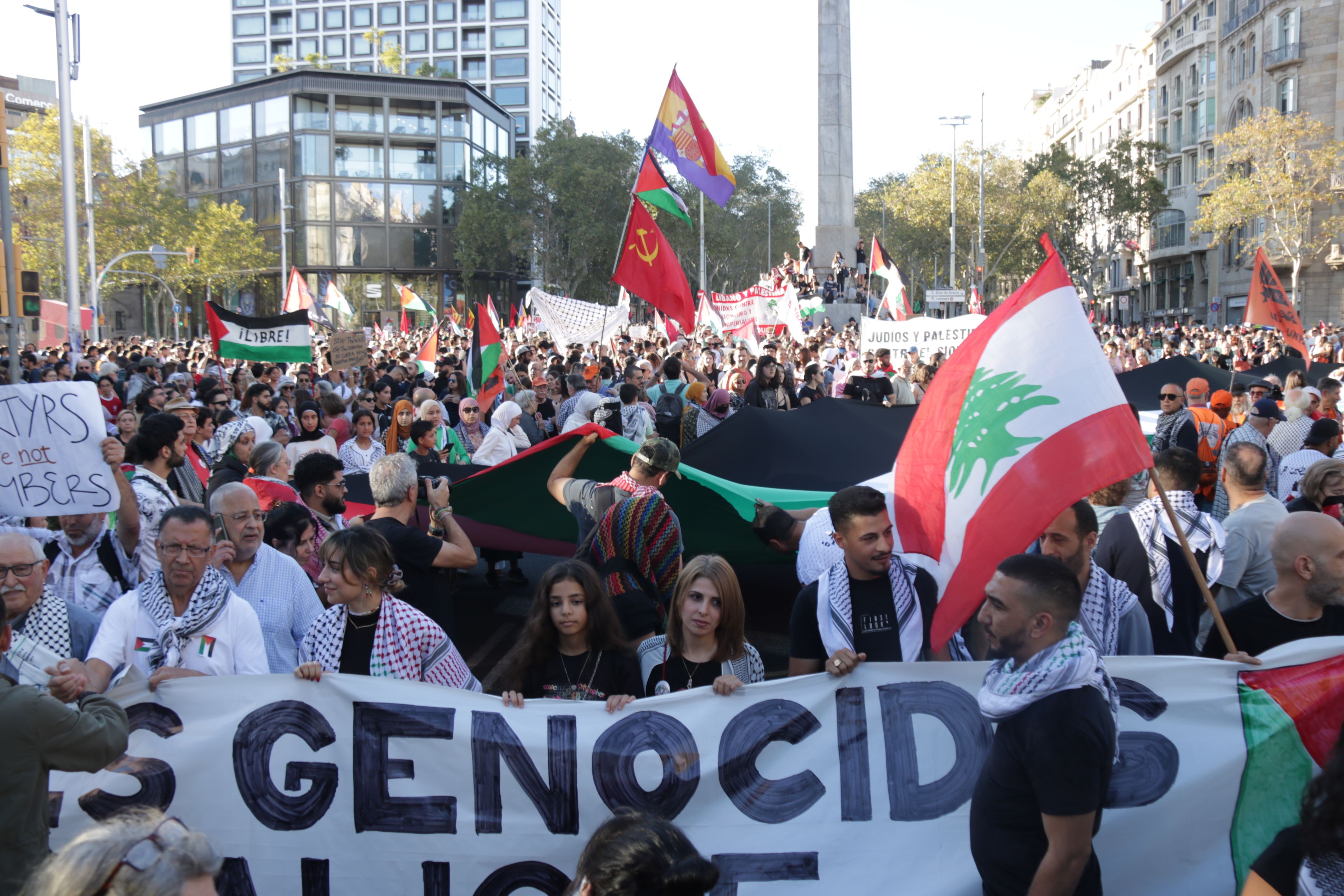 La manifestació de protesta per la situació a l'Orient Mitjà al centre de Barcelona