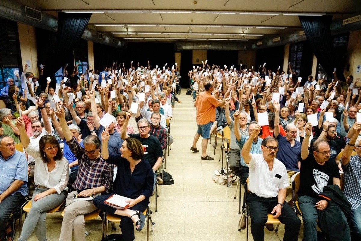 El plenari de Barcelona en Comú vota a favor de presentar la candidatura de Colau a l'alcaldia.