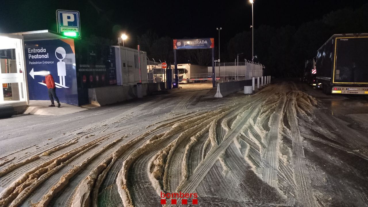 El greix escampat sobre la calçada a La Jonquera