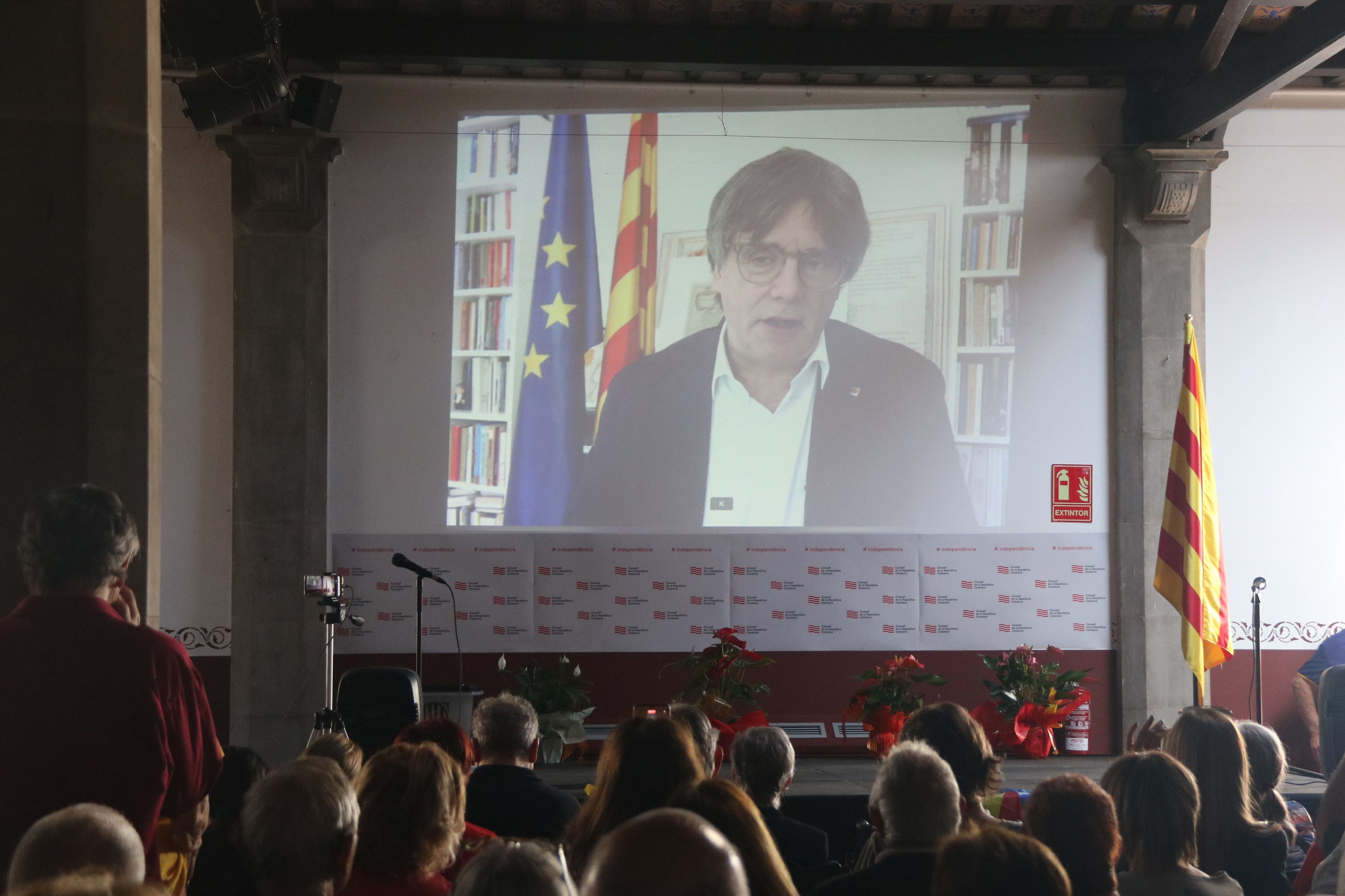 L'expresident de la Generalitat Carles Puigdemont intervé telemàticament en un acte del Consell de la República per commemorar els set anys de l'1 d'octubre